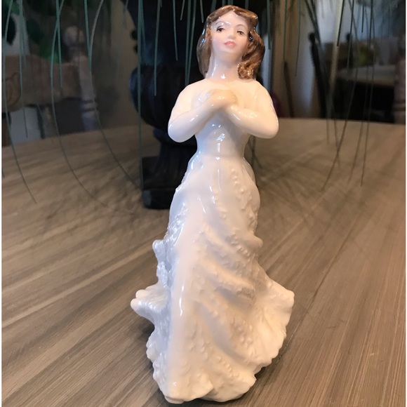 ROYAL DOULTON "FORGET-ME-NOT" PORCELAIN FIGURINE HN3388 ENGLAND. - Picture 1 of 5